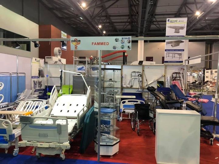 Stand FAMMED au salon SIMEM : lits médicalisés et fauteuils